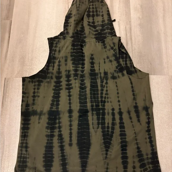 Torrid Green Sleeveless Tank Top with Tie-Dye Pattern - Picture 2 of 6
